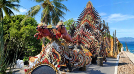 KERETA ANGIN MUSIK TONGTONG: Dekorasi megah kereta angin Musik Tongtong berhiaskan ukiran khas Madura dan figur sapi karapan terparkir megah, siap memeriahkan rangkaian Hari Jadi Sumenep ke-757.