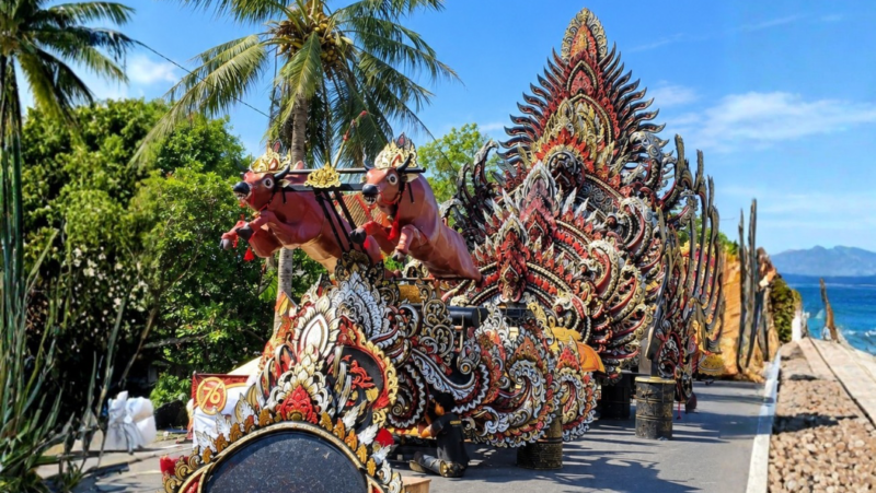 KERETA ANGIN MUSIK TONGTONG: Dekorasi megah kereta angin Musik Tongtong berhiaskan ukiran khas Madura dan figur sapi karapan terparkir megah, siap memeriahkan rangkaian Hari Jadi Sumenep ke-757.
