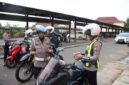 Propam Polres Sumenep cek kelengkapan dokumen kendaraan anggota usai apel pagi, Selasa, 27 Oktober 2026. (Foto Istimewa)