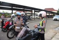 Propam Polres Sumenep cek kelengkapan dokumen kendaraan anggota usai apel pagi, Selasa, 27 Oktober 2026. (Foto Istimewa)