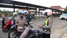 Propam Polres Sumenep cek kelengkapan dokumen kendaraan anggota usai apel pagi, Selasa, 27 Oktober 2026. (Foto Istimewa)