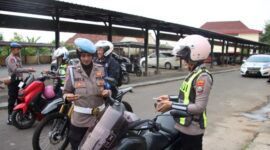 Propam Polres Sumenep cek kelengkapan dokumen kendaraan anggota usai apel pagi, Selasa, 27 Oktober 2026. (Foto Istimewa)