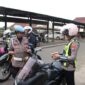 Propam Polres Sumenep cek kelengkapan dokumen kendaraan anggota usai apel pagi, Selasa, 27 Oktober 2026. (Foto Istimewa)