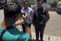 Kuasa hukum korban dari LBH A Quality Law Firm, Sulton Amrilladzi (kiri) dan Hodaivi (kanan), saat memberikan keterangan kepada wartawan di Mapolresta Sumenep terkait kasus penipuan dan penggelapan Rp200 juta. (diluartv photo)