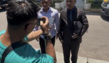 Kuasa hukum korban dari LBH A Quality Law Firm, Sulton Amrilladzi (kiri) dan Hodaivi (kanan), saat memberikan keterangan kepada wartawan di Mapolresta Sumenep terkait kasus penipuan dan penggelapan Rp200 juta. (diluartv photo)