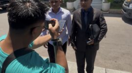 Kuasa hukum korban dari LBH A Quality Law Firm, Sulton Amrilladzi (kiri) dan Hodaivi (kanan), saat memberikan keterangan kepada wartawan di Mapolresta Sumenep terkait kasus penipuan dan penggelapan Rp200 juta. (diluartv photo)