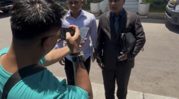 Kuasa hukum korban dari LBH A Quality Law Firm, Sulton Amrilladzi (kiri) dan Hodaivi (kanan), saat memberikan keterangan kepada wartawan di Mapolresta Sumenep terkait kasus penipuan dan penggelapan Rp200 juta. (diluartv photo)
