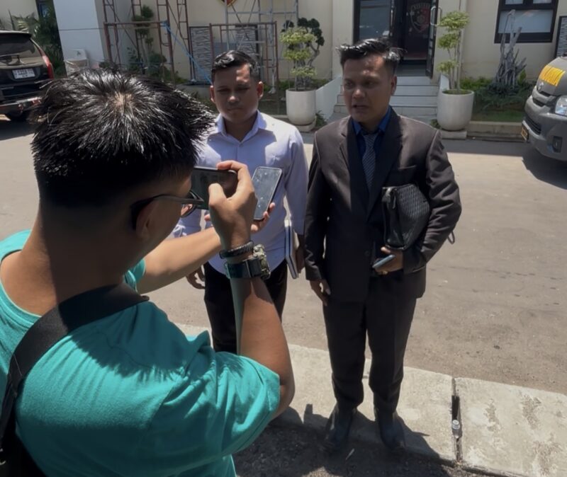 Kuasa hukum korban dari LBH A Quality Law Firm, Sulton Amrilladzi (kiri) dan Hodaivi (kanan), saat memberikan keterangan kepada wartawan di Mapolresta Sumenep terkait kasus penipuan dan penggelapan Rp200 juta. (diluartv photo)
