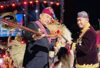 Bupati Sumenep Achmad Fauzi Wongsojudo menyerahkan senjata tradisional keris saat menerima cenderamata keris Bali dari perwakilan delegasi Bali pada pembukaan Festival Tongtong se-Madura yang masuk dalam Kharisma Event Nusantara (KEN) 2026 di Sumenep.