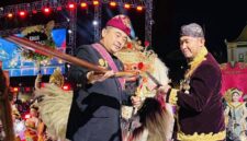 Bupati Sumenep Achmad Fauzi Wongsojudo menyerahkan senjata tradisional keris saat menerima cenderamata keris Bali dari perwakilan delegasi Bali pada pembukaan Festival Tongtong se-Madura yang masuk dalam Kharisma Event Nusantara (KEN) 2026 di Sumenep.
