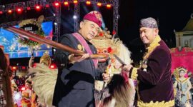 Bupati Sumenep Achmad Fauzi Wongsojudo menyerahkan senjata tradisional keris saat menerima cenderamata keris Bali dari perwakilan delegasi Bali pada pembukaan Festival Tongtong se-Madura yang masuk dalam Kharisma Event Nusantara (KEN) 2026 di Sumenep.