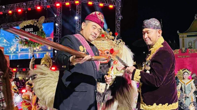 Bupati Sumenep Achmad Fauzi Wongsojudo menyerahkan senjata tradisional keris saat menerima cenderamata keris Bali dari perwakilan delegasi Bali pada pembukaan Festival Tongtong se-Madura yang masuk dalam Kharisma Event Nusantara (KEN) 2026 di Sumenep.