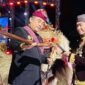 Bupati Sumenep Achmad Fauzi Wongsojudo menyerahkan senjata tradisional keris saat menerima cenderamata keris Bali dari perwakilan delegasi Bali pada pembukaan Festival Tongtong se-Madura yang masuk dalam Kharisma Event Nusantara (KEN) 2026 di Sumenep.