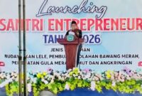 Wakil Bupati Sumenep K.H. Imam Hasyim, S.H., M.H., memberikan sambutan saat meresmikan peluncuran program Santri Entrepreneur 2026 di Pondok Pesantren Ar-Ruhama, Desa Karduluk, Pragaan, Sumenep.