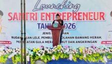 Wakil Bupati Sumenep K.H. Imam Hasyim, S.H., M.H., memberikan sambutan saat meresmikan peluncuran program Santri Entrepreneur 2026 di Pondok Pesantren Ar-Ruhama, Desa Karduluk, Pragaan, Sumenep.