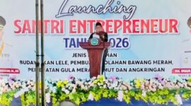 Wakil Bupati Sumenep K.H. Imam Hasyim, S.H., M.H., memberikan sambutan saat meresmikan peluncuran program Santri Entrepreneur 2026 di Pondok Pesantren Ar-Ruhama, Desa Karduluk, Pragaan, Sumenep.