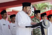 Bupati Sumenep Achmad Fauzi Wongsojudo (tengah) memimpin apel Peringatan Hari Santri Nasional (HSN) 2026 dari podium utama, didampingi jajaran Forkopimda Sumenep dan Wakil Bupati KH. Imam Hasyim di halaman Kantor Bupati Sumenep.