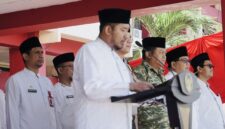 Bupati Sumenep Achmad Fauzi Wongsojudo (tengah) memimpin apel Peringatan Hari Santri Nasional (HSN) 2026 dari podium utama, didampingi jajaran Forkopimda Sumenep dan Wakil Bupati KH. Imam Hasyim di halaman Kantor Bupati Sumenep.