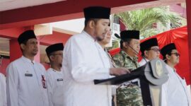 Bupati Sumenep Achmad Fauzi Wongsojudo (tengah) memimpin apel Peringatan Hari Santri Nasional (HSN) 2026 dari podium utama, didampingi jajaran Forkopimda Sumenep dan Wakil Bupati KH. Imam Hasyim di halaman Kantor Bupati Sumenep.