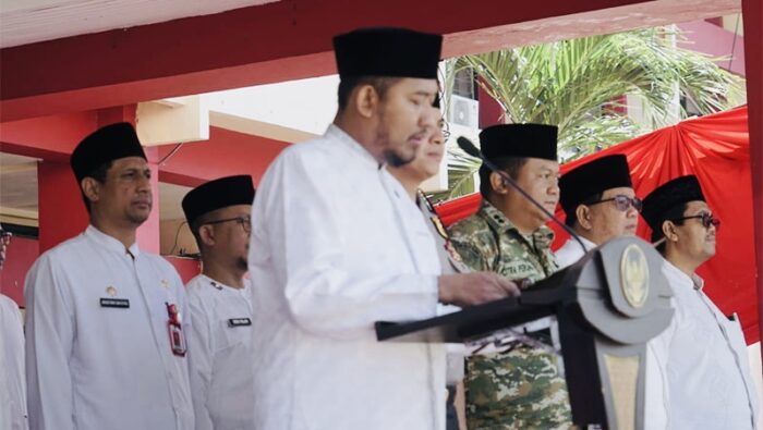 Bupati Sumenep Achmad Fauzi Wongsojudo (tengah) memimpin apel Peringatan Hari Santri Nasional (HSN) 2026 dari podium utama, didampingi jajaran Forkopimda Sumenep dan Wakil Bupati KH. Imam Hasyim di halaman Kantor Bupati Sumenep.