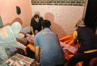 Polisi lakukan identifikasi korban di TKP. (Diluartv Photo)
