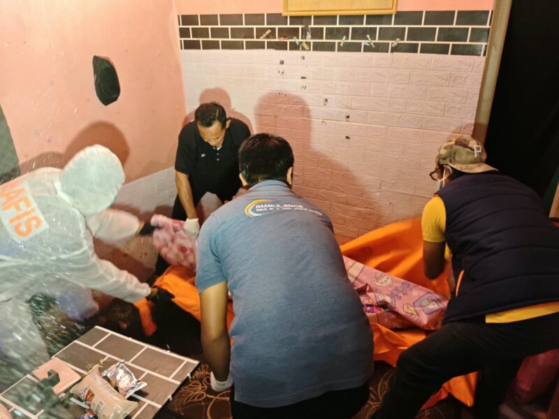 Polisi lakukan identifikasi korban di TKP. (Diluartv Photo)