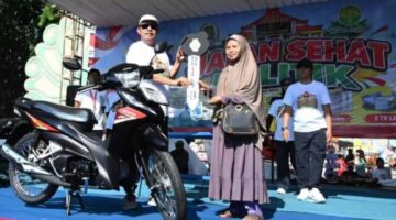 DPRD Kabupaten Sumenep menggelar kegiatan Jalan Sehat Politik dalam rangka memperingati Hari Parlemen 2026 di kawasan Taman Bunga Potre Koneng, Minggu (18/10/2026) lalu.